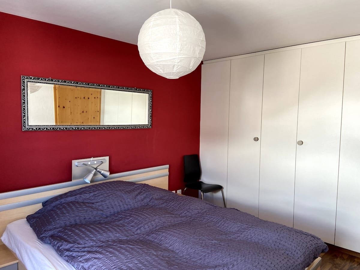 Hauptschlafzimmer mit Einbauschrank