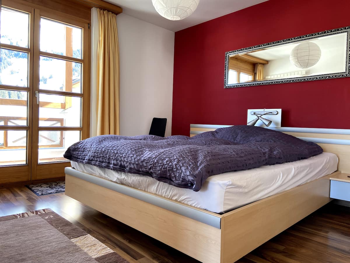 Hauptschlafzimmer mit Terrassenzugang und Bergblick