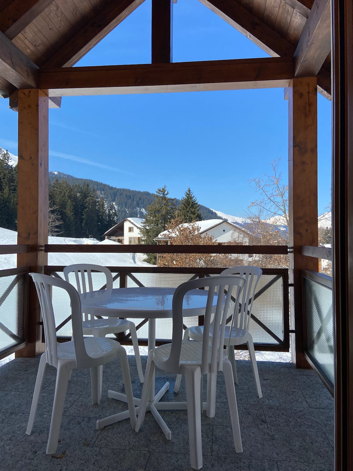 Terrasse mit Bergblick im Winter